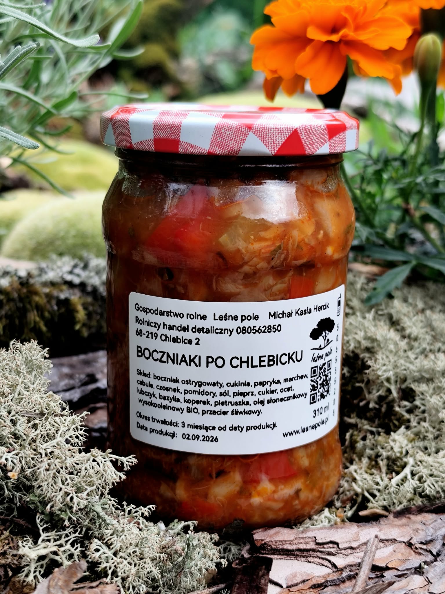 Słoik boczniaków po chlebicku w ogrodowym otoczeniu
